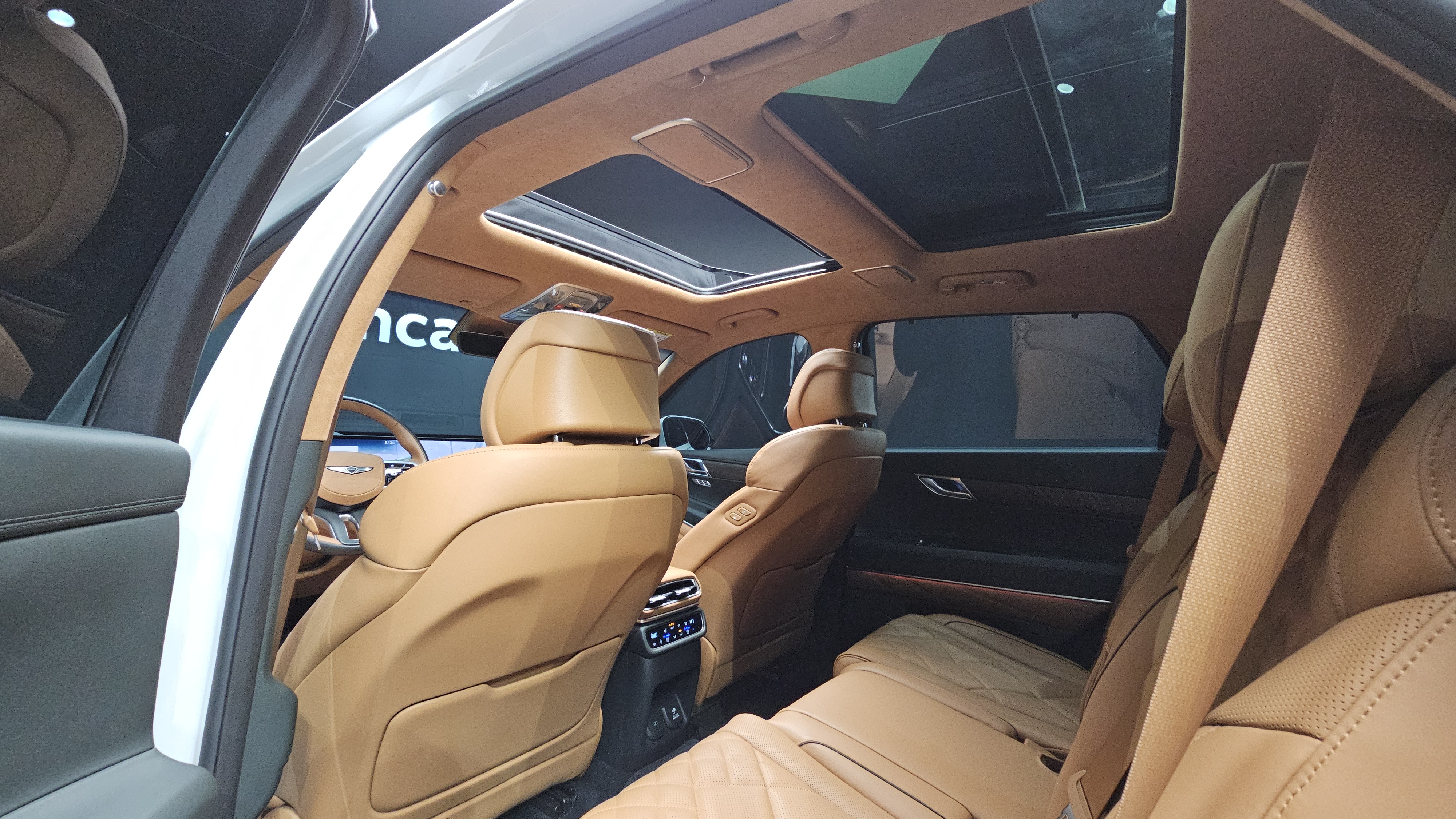 الداخل فاخر GV80