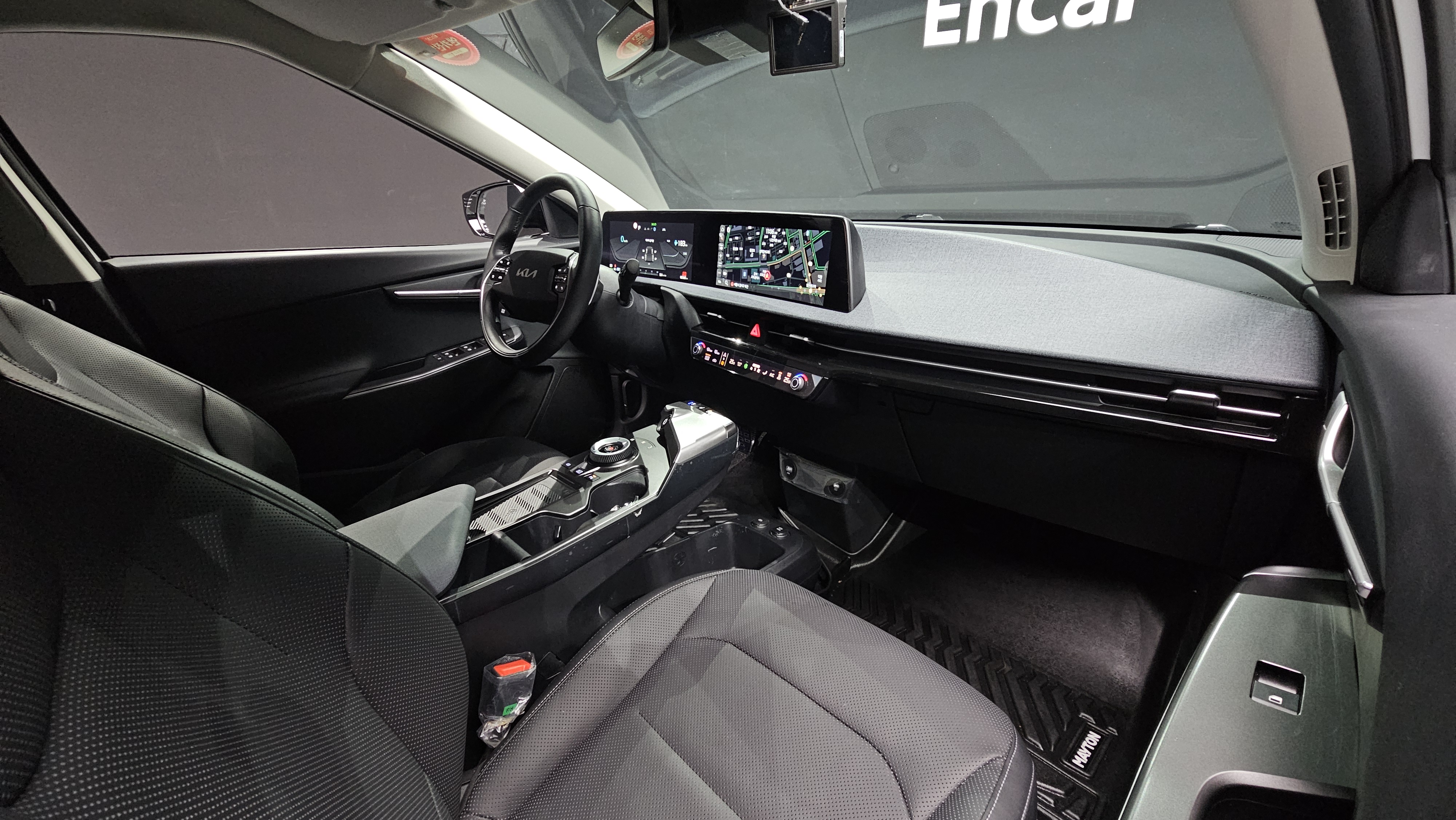 أبيض EV6 . •الخارج !
