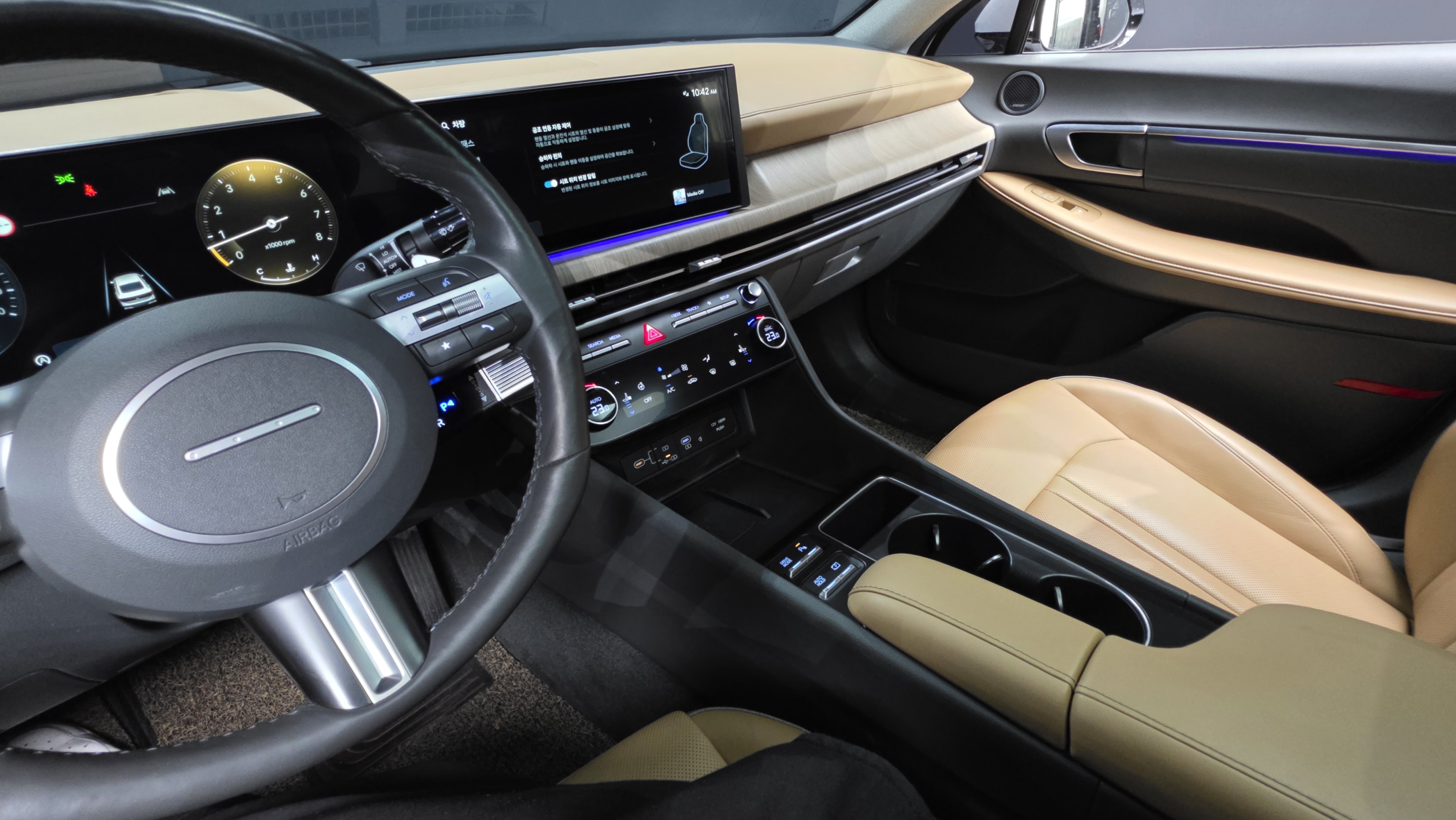 مقاعد بنية