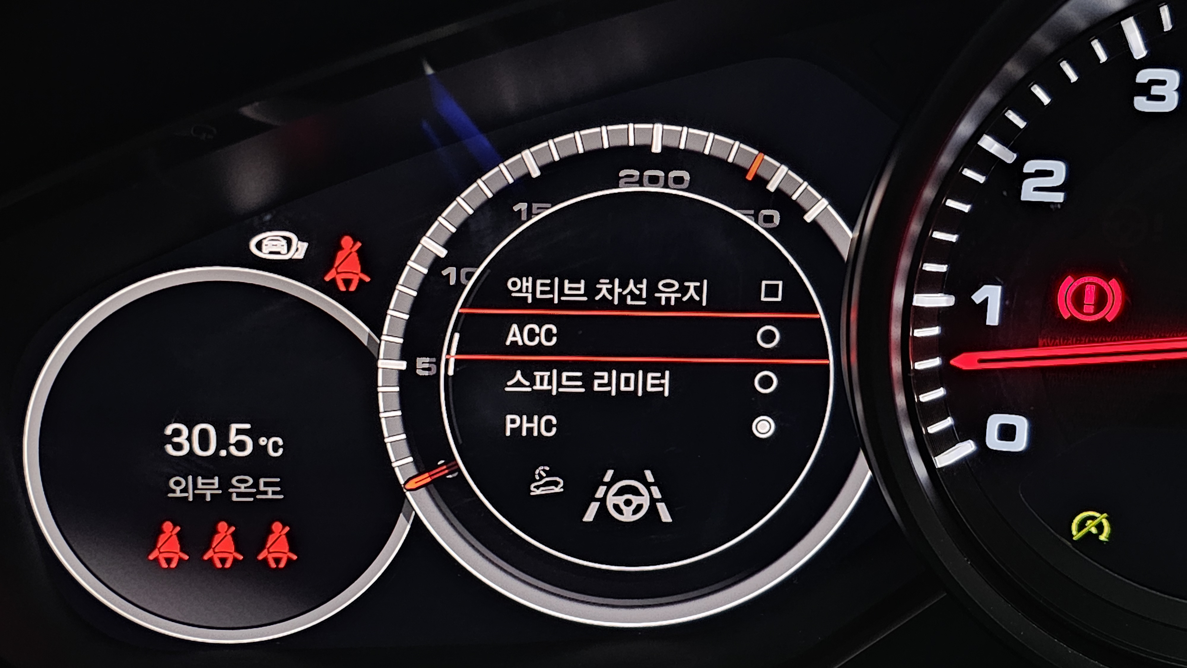 ACC . أبيض الداخل !