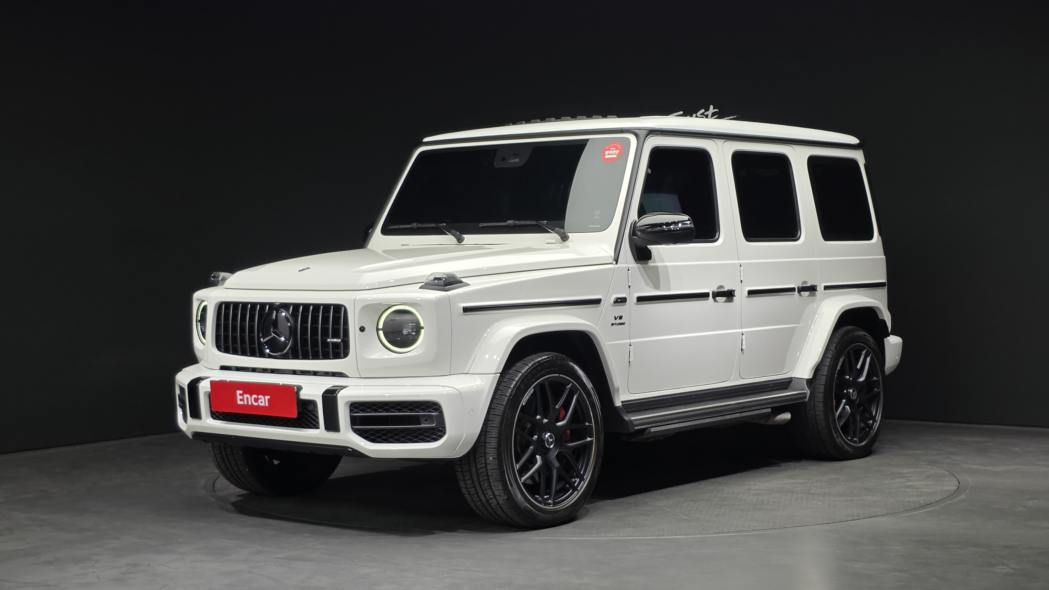 الخارج V8 . الداخل