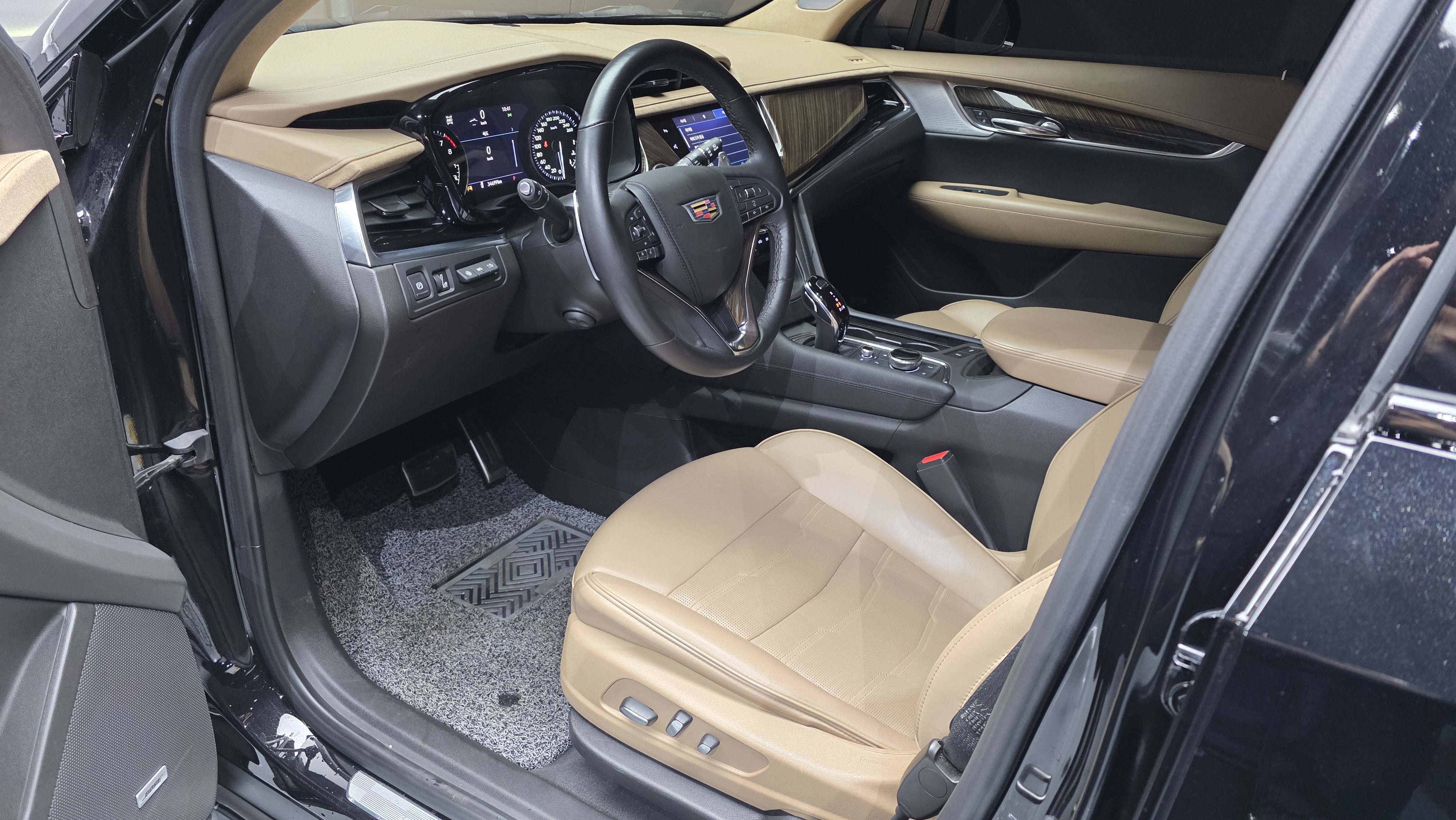 الداخل فاخر دفع رباعي XT6 !