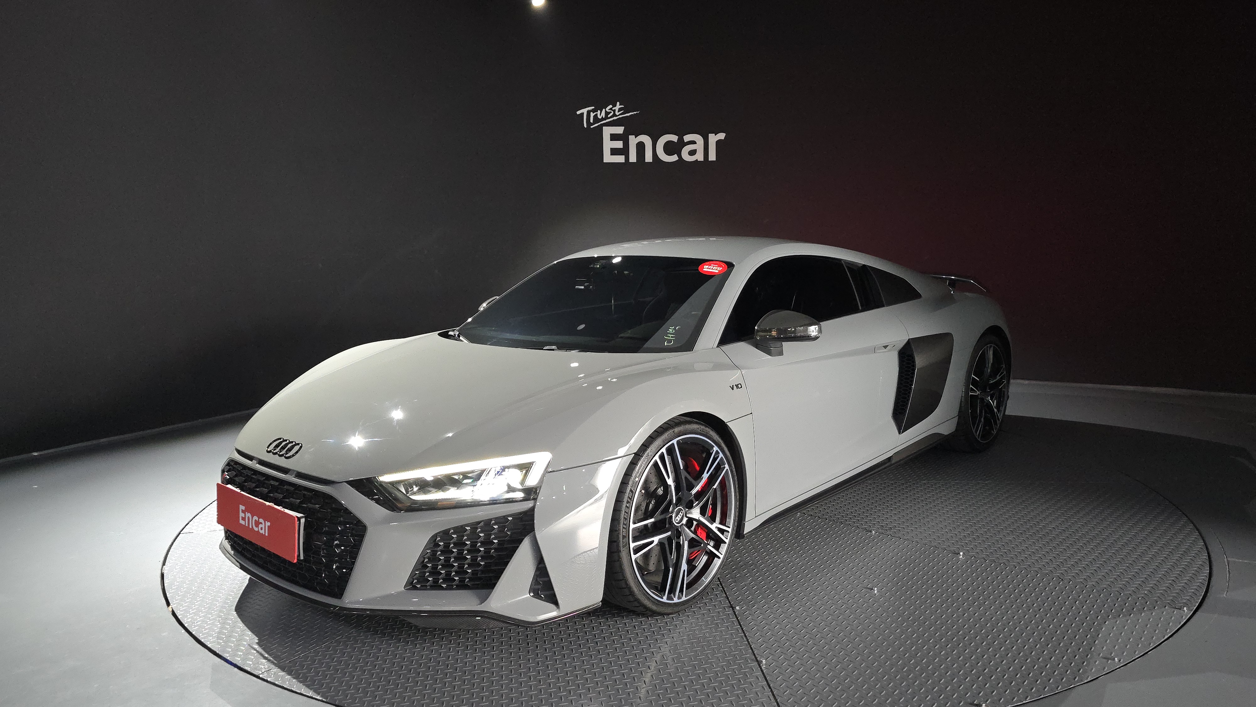 R8 V10