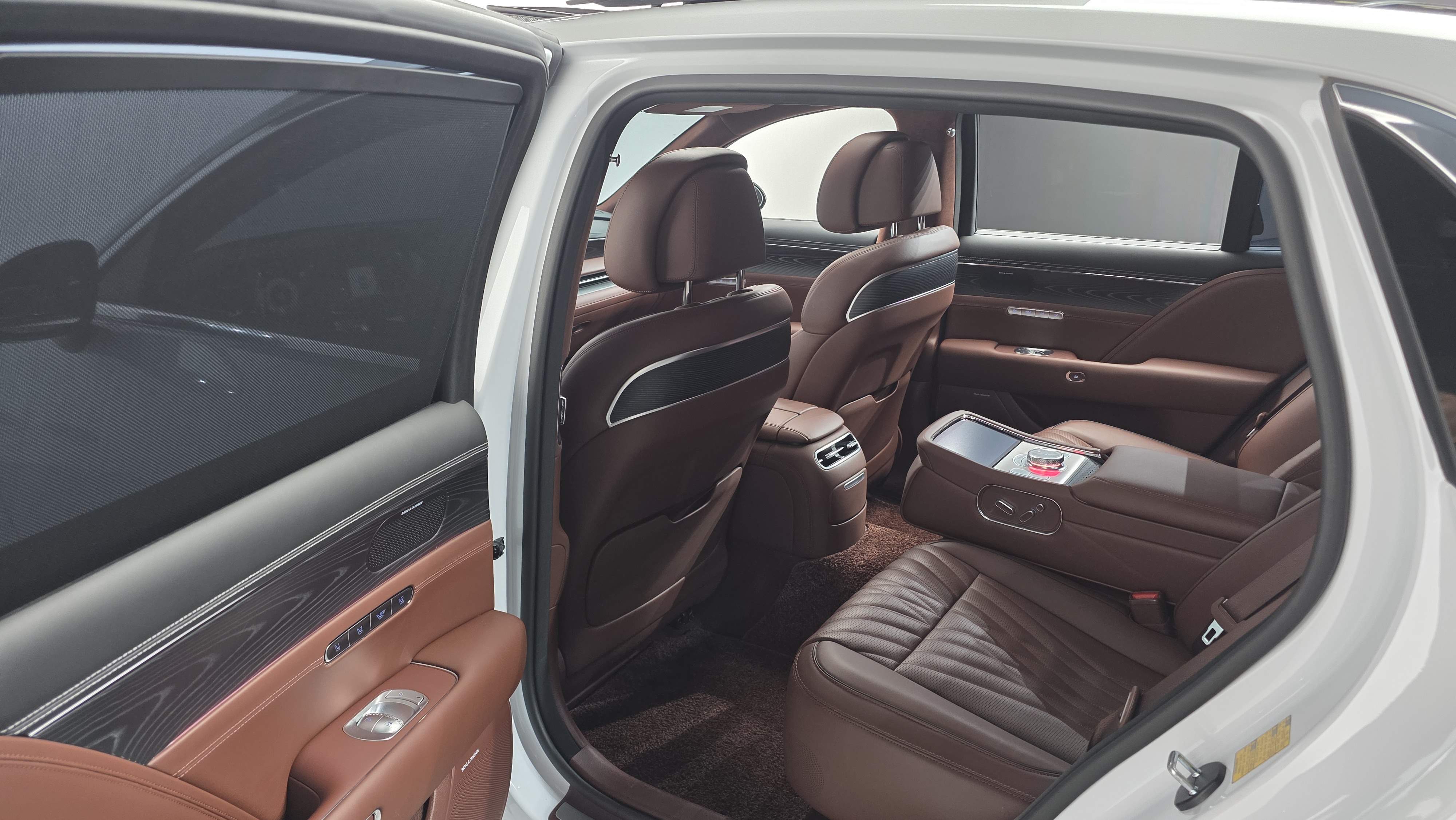 بريميوم أبيض سيجنيتشر الداخل G90 ~