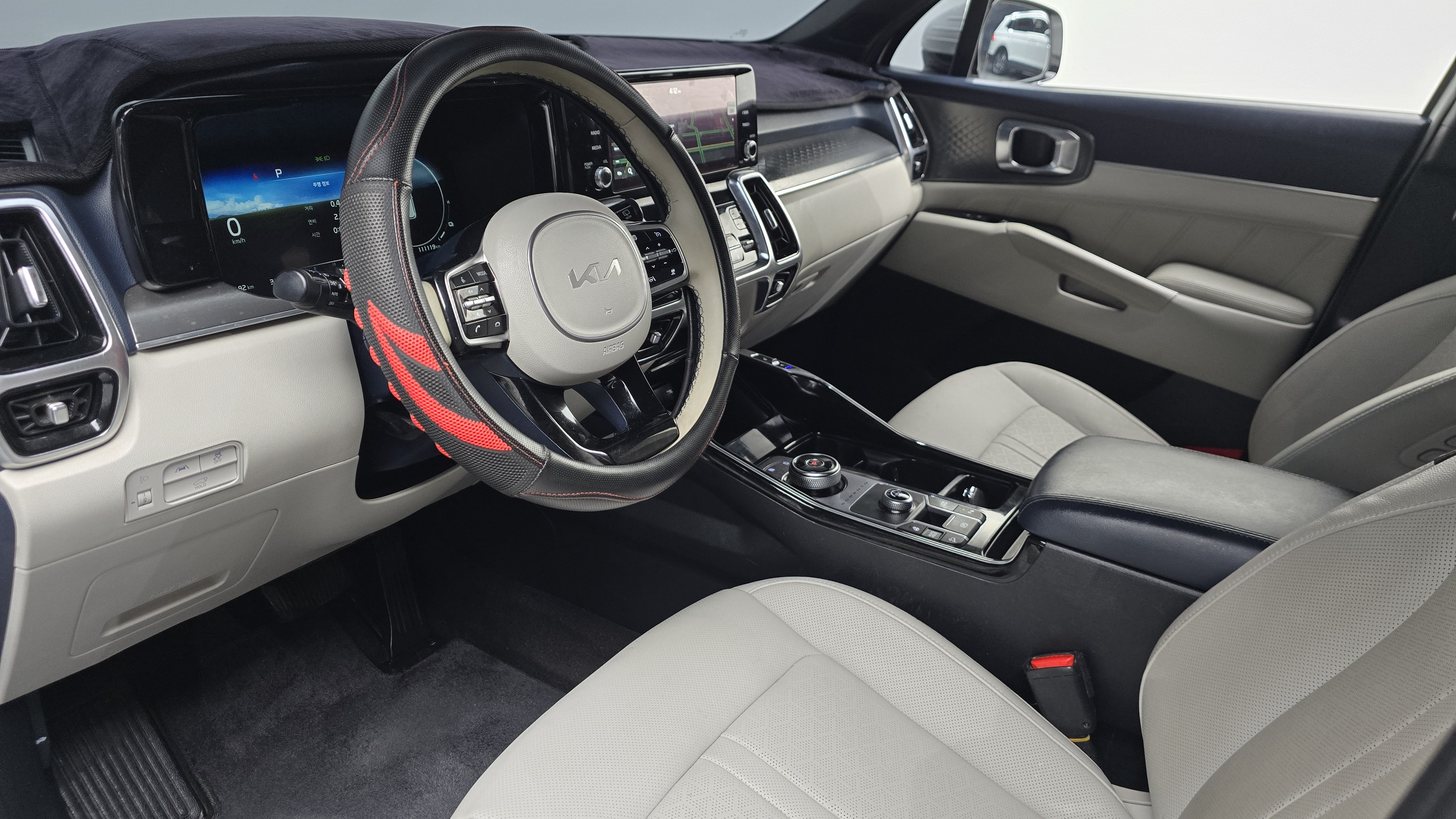 أبيض الداخل suv , !
