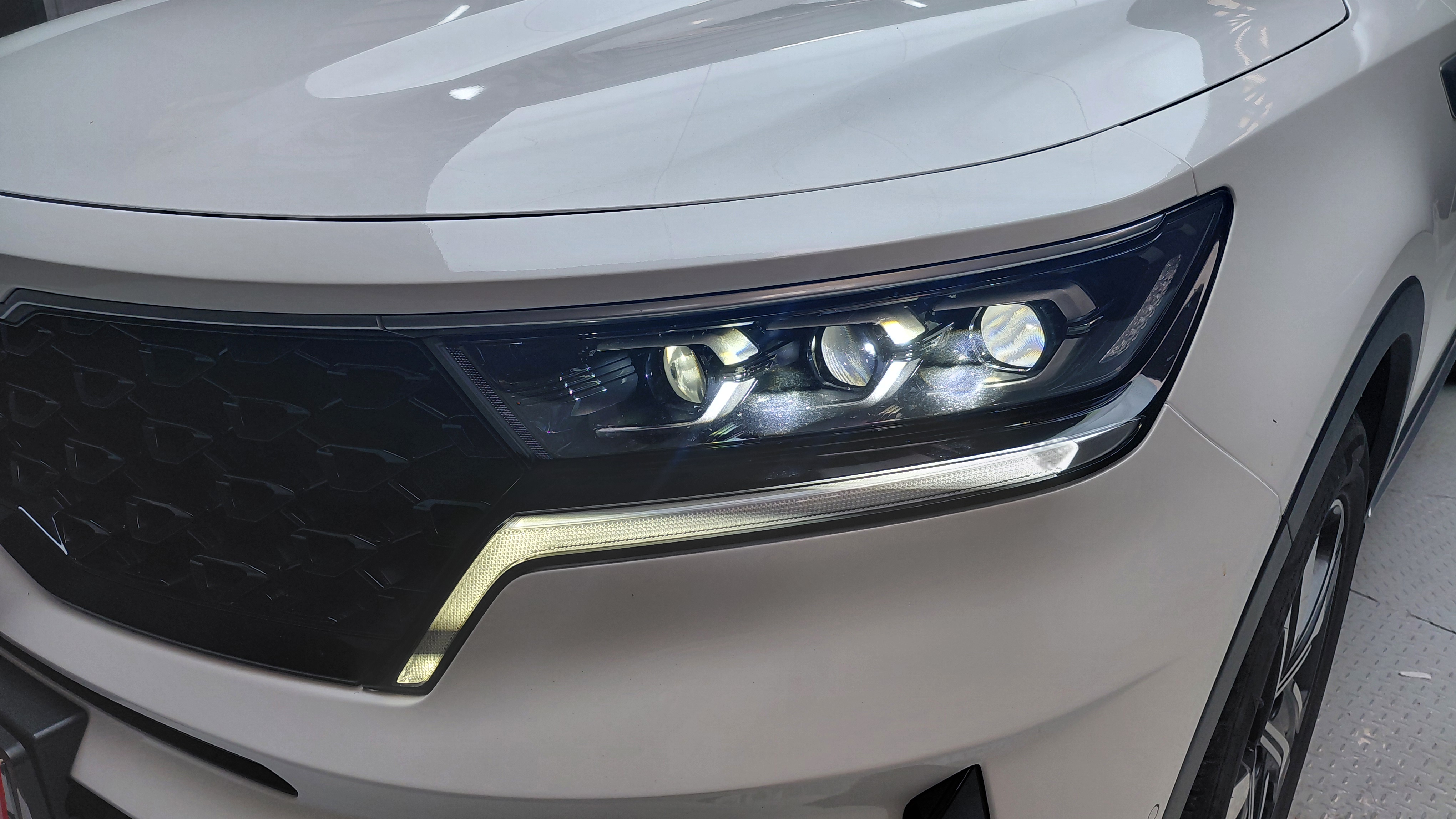 الداخل LED