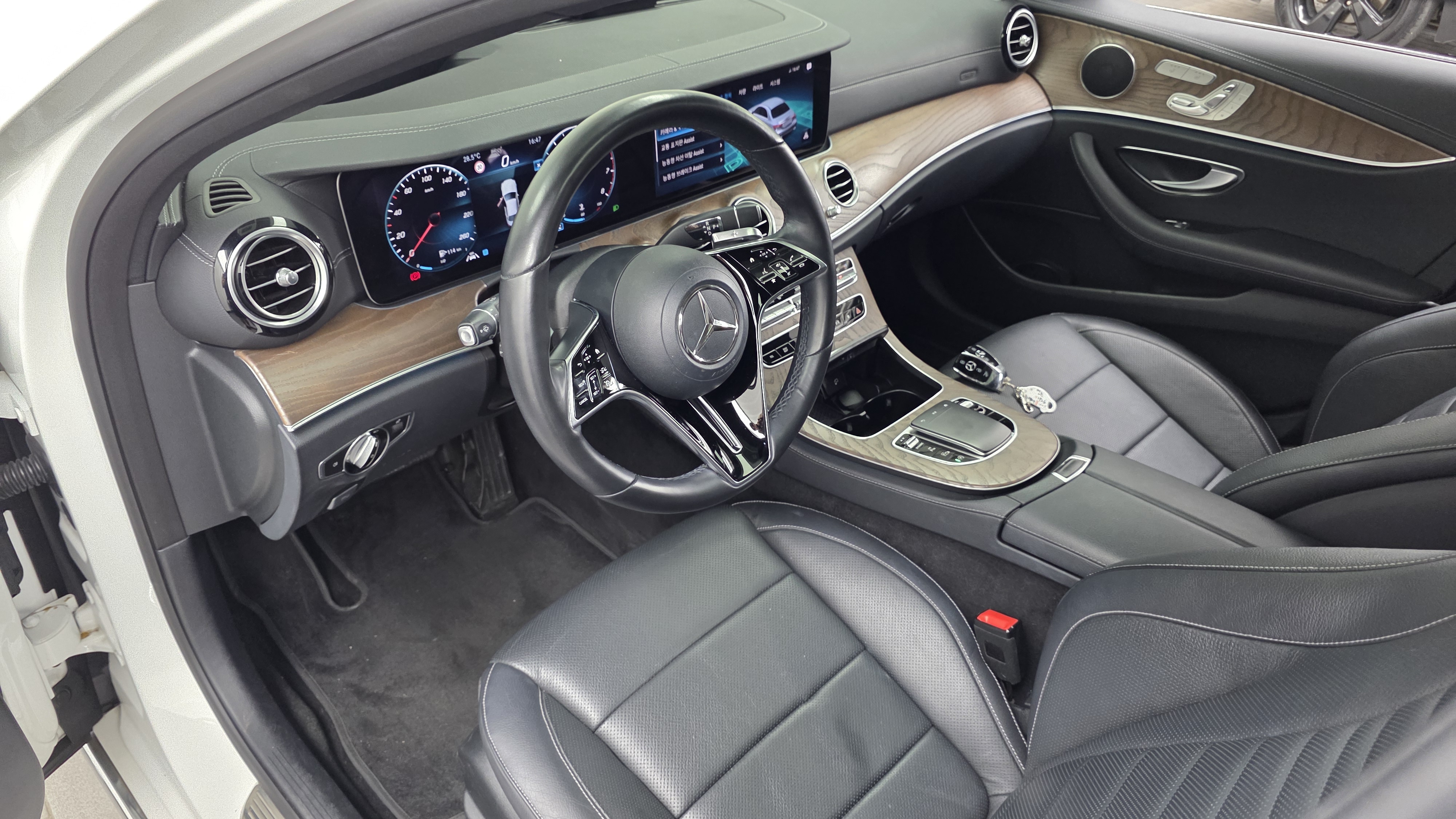 أبيض الخارج الداخل E250 ~