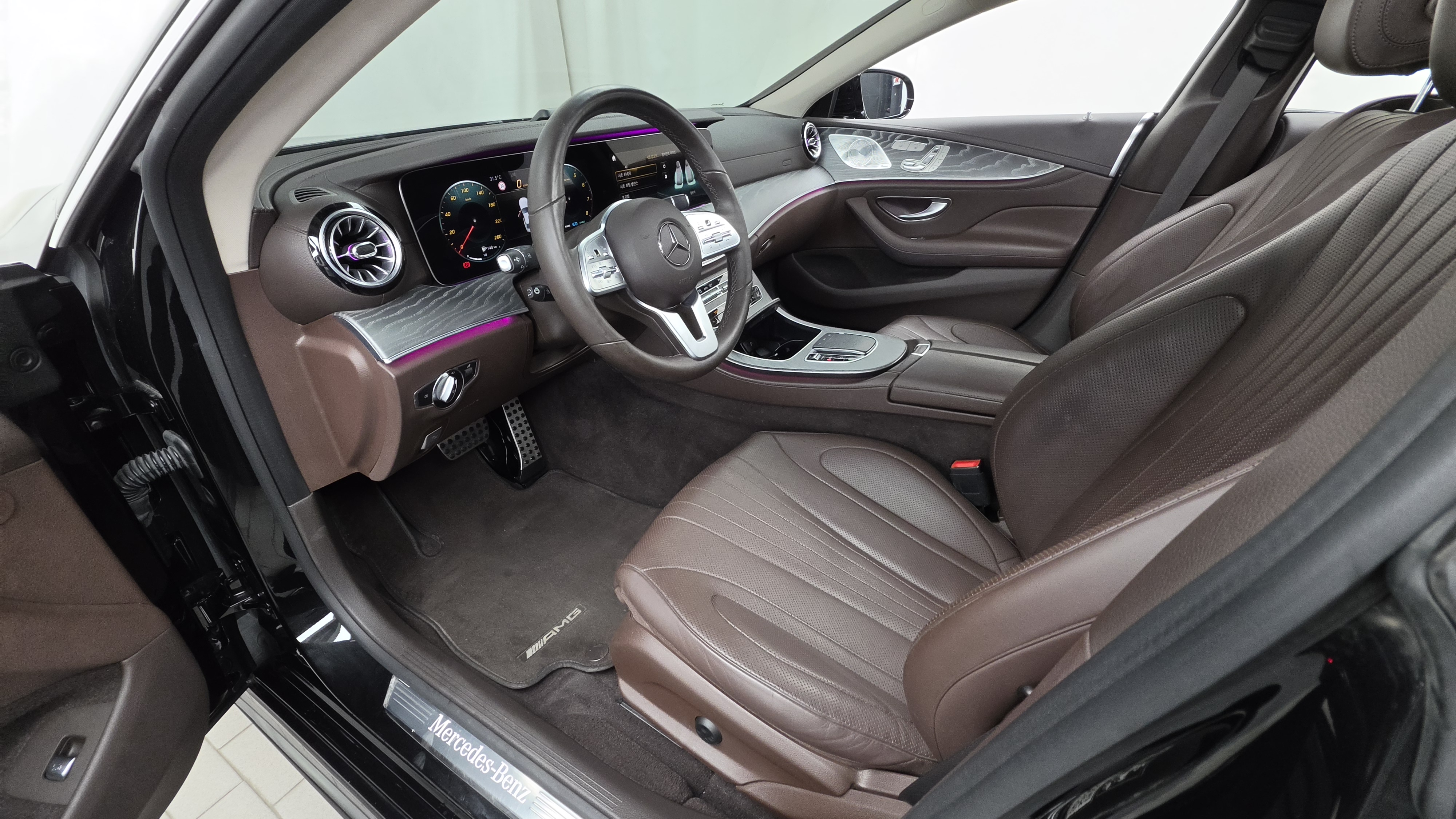 مقاعد بنية