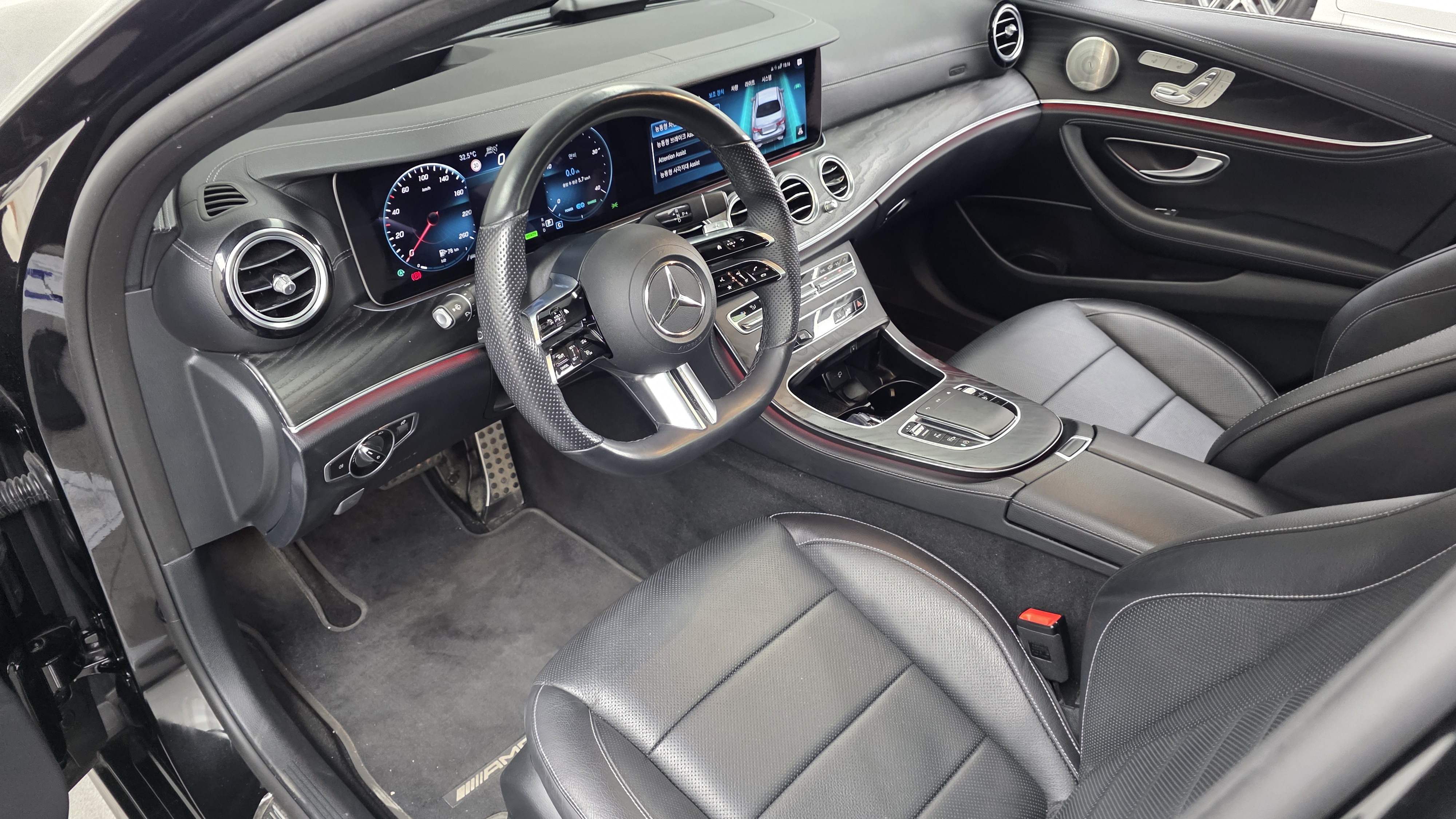 أسود الخارج الداخل , 220d AMG Line !