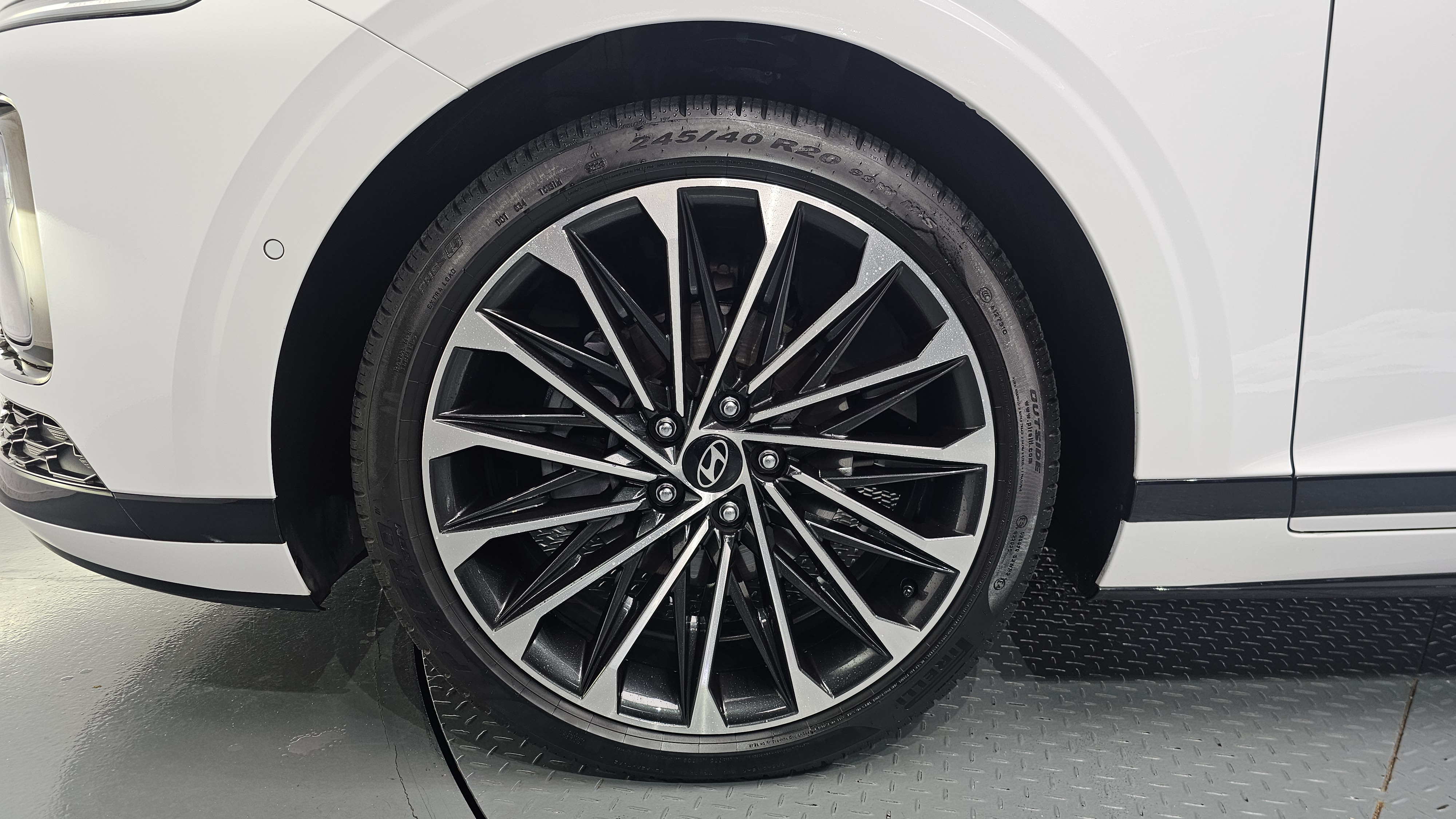 . 20 Hybrid Sedan .